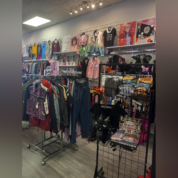 CLOSING Cheap Chick Trading is closing! Shop the Rage collection live now! - Picture 5 of 16